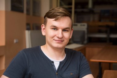 Genç bir adamın yakın plan portresi..