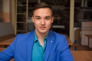 Mavi elbiseli bir genç başarılı adam portresi