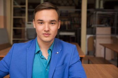 Mavi elbiseli bir genç başarılı adam portresi