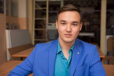 Mavi elbiseli bir genç başarılı adam portresi