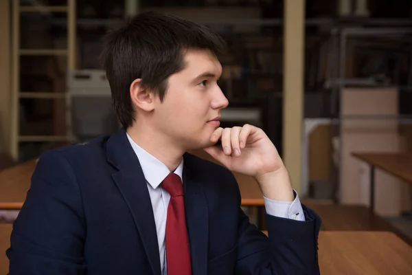 Retrato de um jovem homem de sucesso em um terno . — Fotografia de Stock