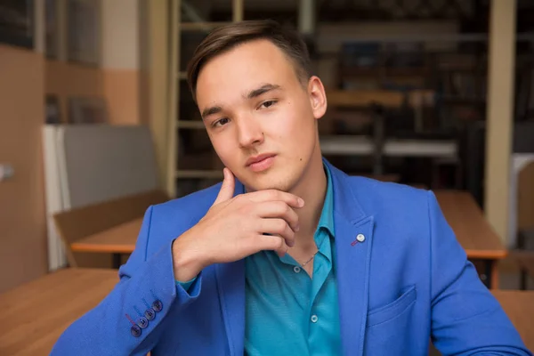Porträtt av en ung framgångsrik man i blå kostym. — Stockfoto