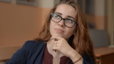 Düşünceli bir kızıl saçlı kadın portresi