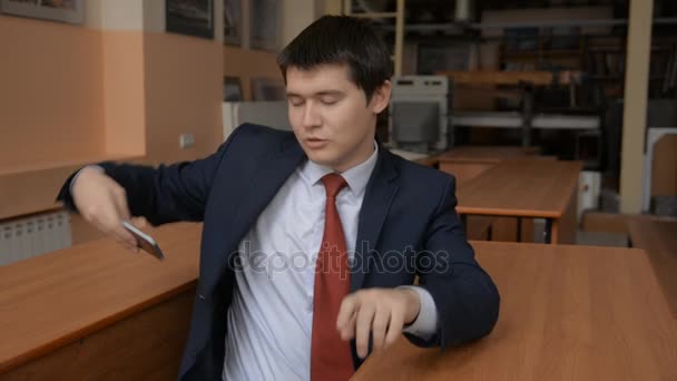 Retrato de um jovem empresário falando em um telefone celular . — Vídeo de Stock