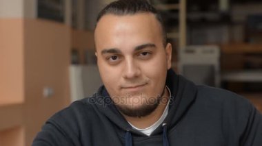 Genç adam gösteren pratik bir portresi