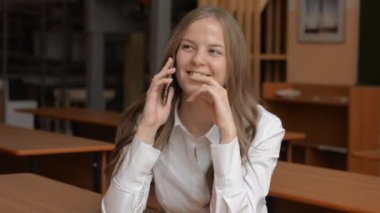 Cep telefonuyla konuşurken neşeli genç kadın portresi