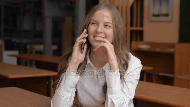 Портрет веселої молодої жінки, що розмовляє на мобільному телефоні — стокове відео