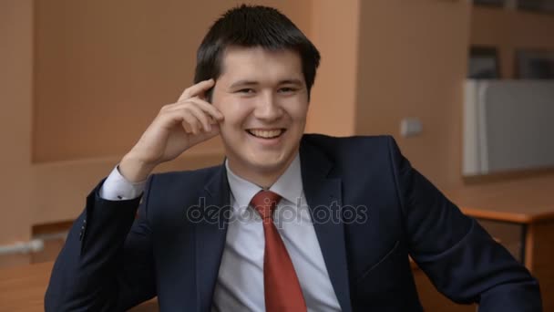 Close-up portrait of a young businessman — Stock Video