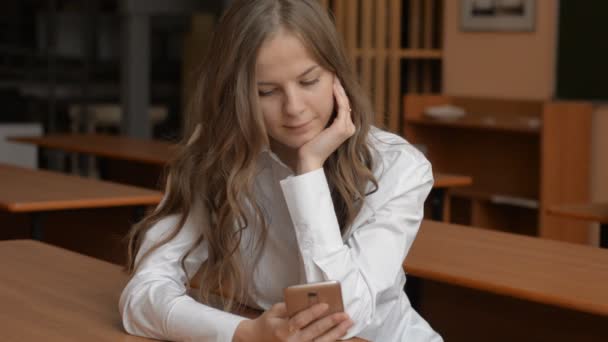 Portret van vrolijke jonge vrouw praten op mobiele telefoon — Stockvideo