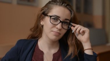 Kızıl saçlı bir kadın portresi