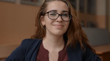 Kızıl saçlı bir kadın portresi