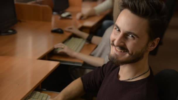 Portrait d'un jeune homme avec une barbe souriante — Video