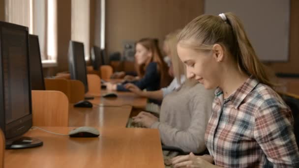 Νέοι φοιτήτριας που εργάζονται στον υπολογιστή — Αρχείο Βίντεο