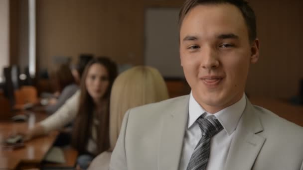 Retrato de un joven en traje y corbata sonriendo . — Vídeo de stock