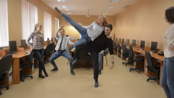 Une équipe de jeunes apprend la danse . — Video