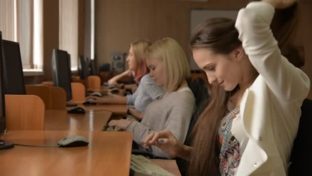 Mujer de negocios trabajando en el ordenador — Vídeo de stock