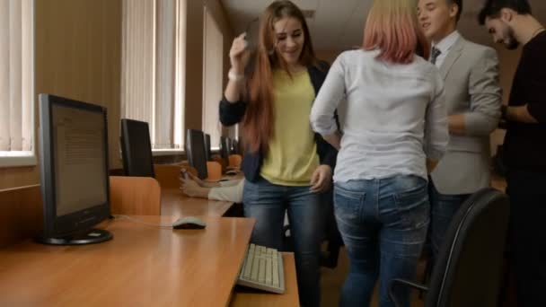 Group of young people in a computer classroom — Stock Video