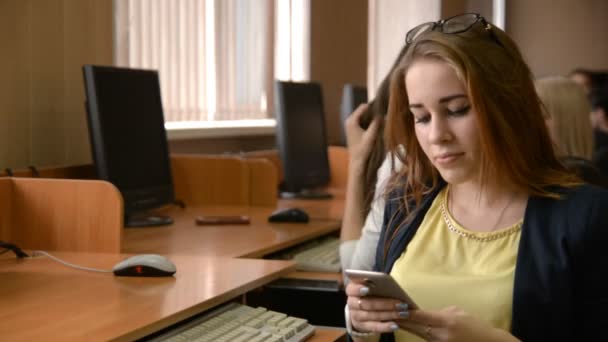 Молодая успешная женщина разговаривает по мобильному телефону — стоковое видео