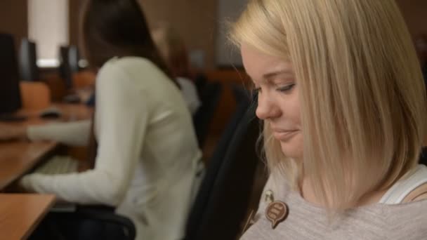 Estudiante alegre trabajando en el ordenador — Vídeos de Stock