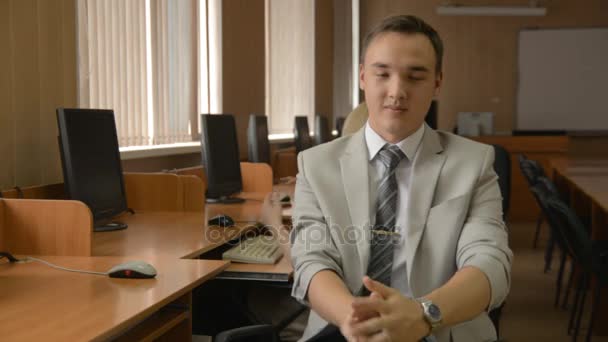 Portrait d'un jeune homme regardant une montre-bracelet — Video