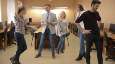 Flirten knie berühren