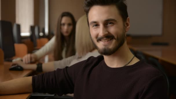Портрет молодого человека с бородой, улыбающегося — стоковое видео