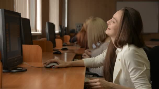 Zakenvrouw werken op de computer — Stockvideo