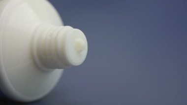 Beyaz krema tüp dışarı sıkılmış nemlendirici