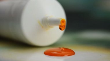 Gıda renk tüp dışarı sıkılmış.