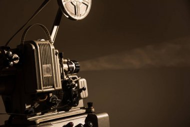 Karanlık bir arka plan üzerinde eski sinema tasarı
