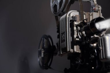 Eski bir film projektörünün yakın çekimi.