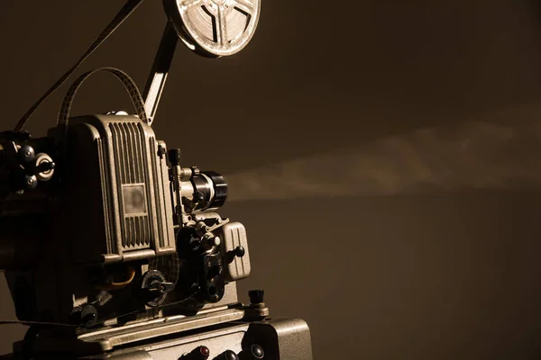 Vecchio proiettore cinematografico su sfondo scuro — Foto Stock