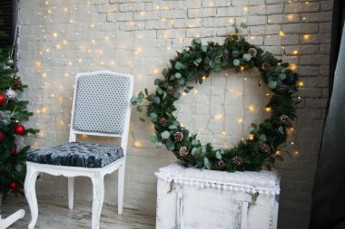 Ladin çelenk ile Noel süsleri