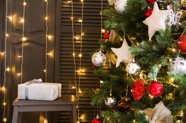 Sandalye hediye ile Noel ağacı