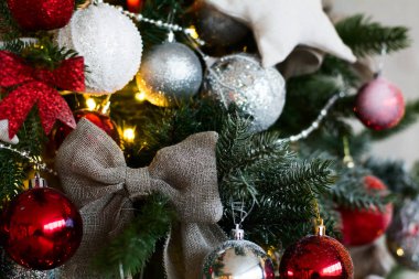 Yakın çekim topları ve ev yapımı süslemeleri Noel ağacı üzerinde