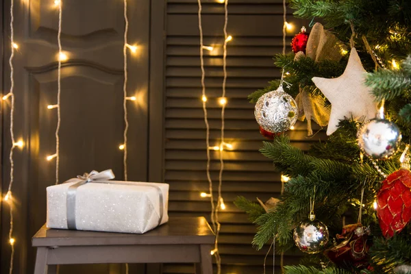 Árvore de Natal com presente na cadeira — Fotografia de Stock