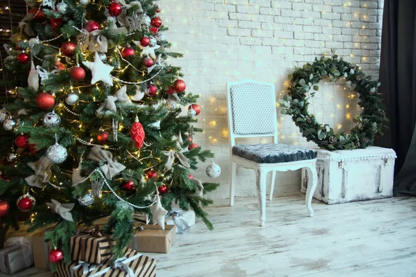 Διακόσμηση με Χριστουγεννιάτικο δέντρο σε ένα ξύλινο πάτωμα — Φωτογραφία Αρχείου