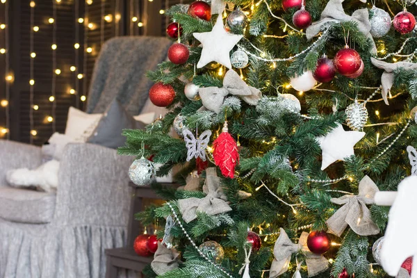 Kugeln und selbstgemachter Schmuck am Weihnachtsbaum — Stockfoto