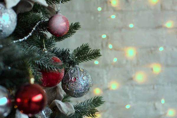 Primer plano de las bolas en un árbol de Navidad —  Fotos de Stock