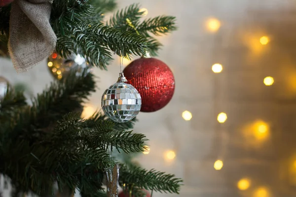 一棵圣诞树上的球的特写镜头 — 图库照片