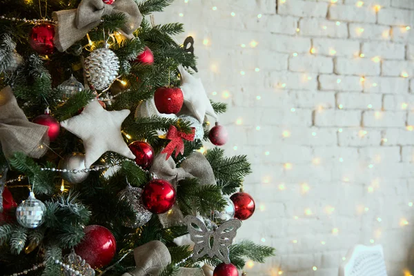 Weihnachtsbaum mit roten Kugeln und selbstgebastelten Sternen lizenzfreie Stockbilder