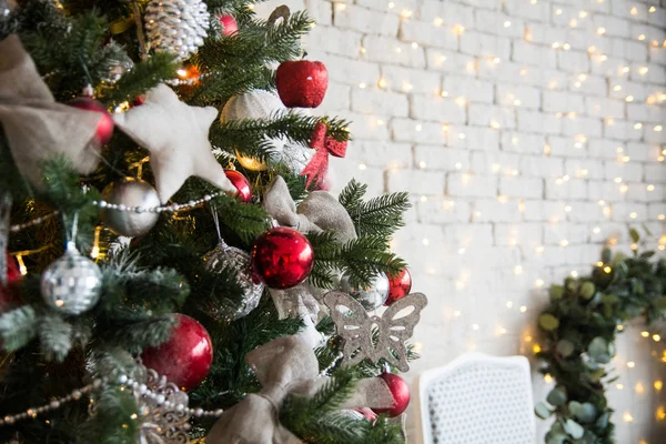 Weihnachtsbaum mit roten Kugeln und selbstgebastelten Sternen Stockbild