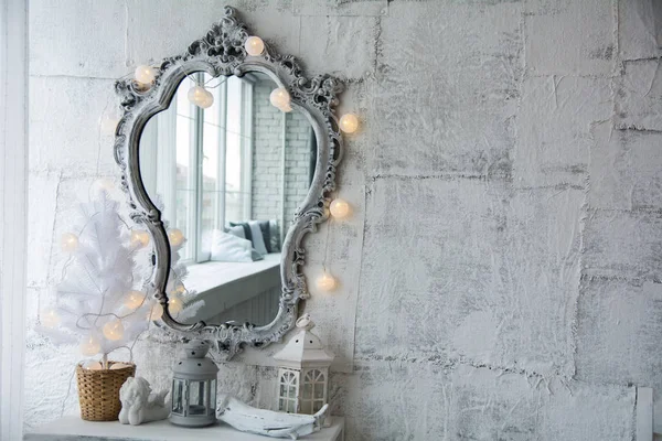 Zrcadlo v starého rámu a bílý vánoční stromeček — Stock fotografie