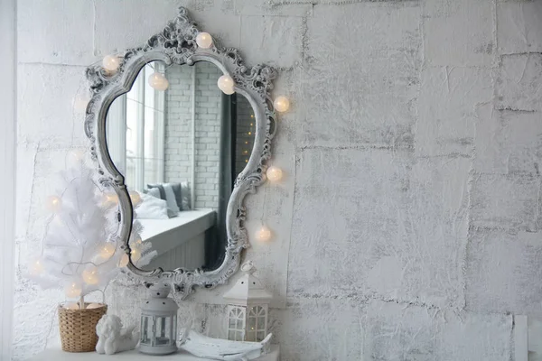 Espelho em uma moldura velha e uma árvore de Natal branca — Fotografia de Stock