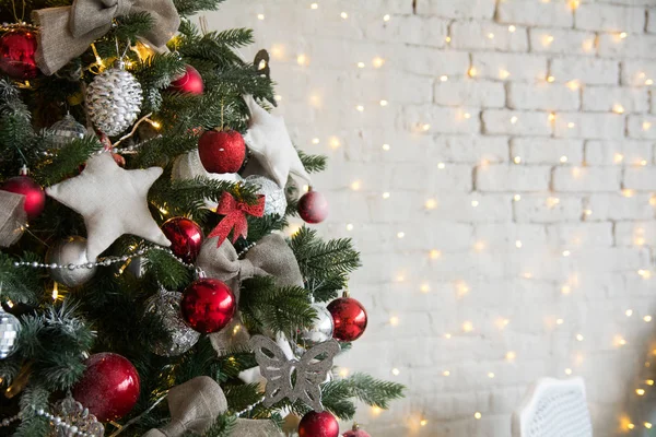Árvore de Natal com bolas vermelhas e estrelas self-made — Fotografia de Stock