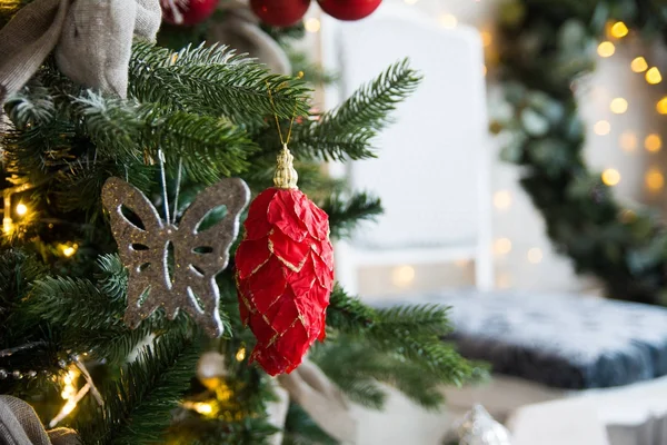 Caroço vermelho em uma árvore de Natal contra — Fotografia de Stock