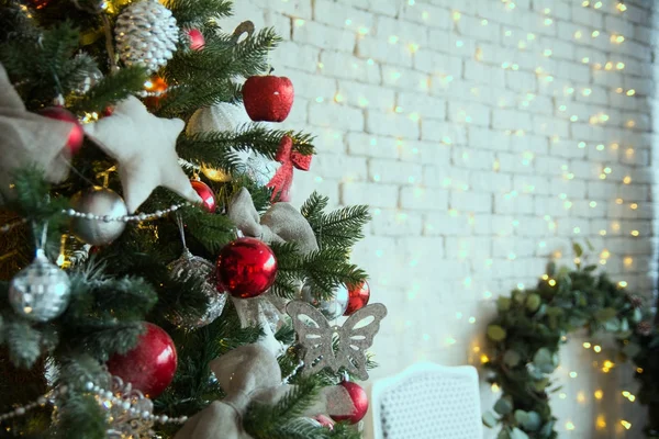 Arbre de Noël avec boules rouges et étoiles auto-fabriquées — Photo