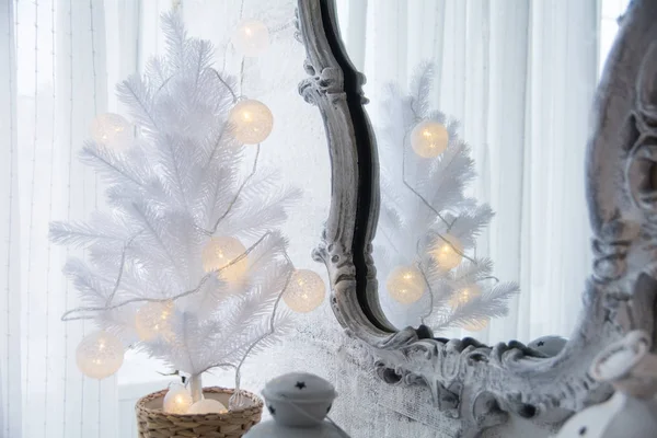 Zrcadlo v starého rámu a bílý vánoční stromeček — Stock fotografie