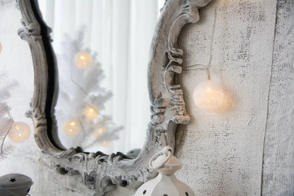 Καθρέφτης σε μια παλιά κορνίζα και ένα λευκό χριστουγεννιάτικο δέντρο — Φωτογραφία Αρχείου