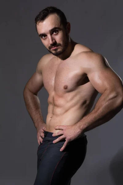 Homem bonito com corpo de topless muscular — Fotografia de Stock